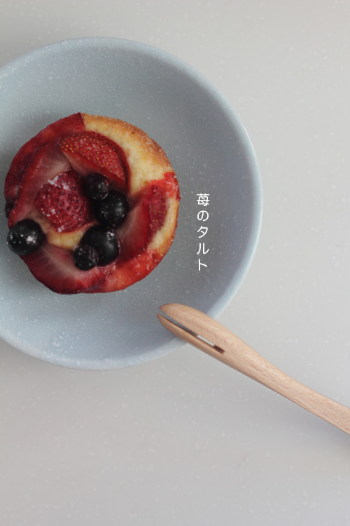 Strawberry and blueberry tart. (Jap words say berry tart)